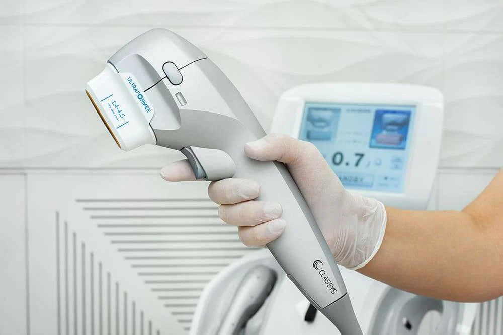 Equipamento Ultraformer em aplicação facial, tecnologia avançada para estimular colágeno e proporcionar efeito lifting imediato e progressivo.